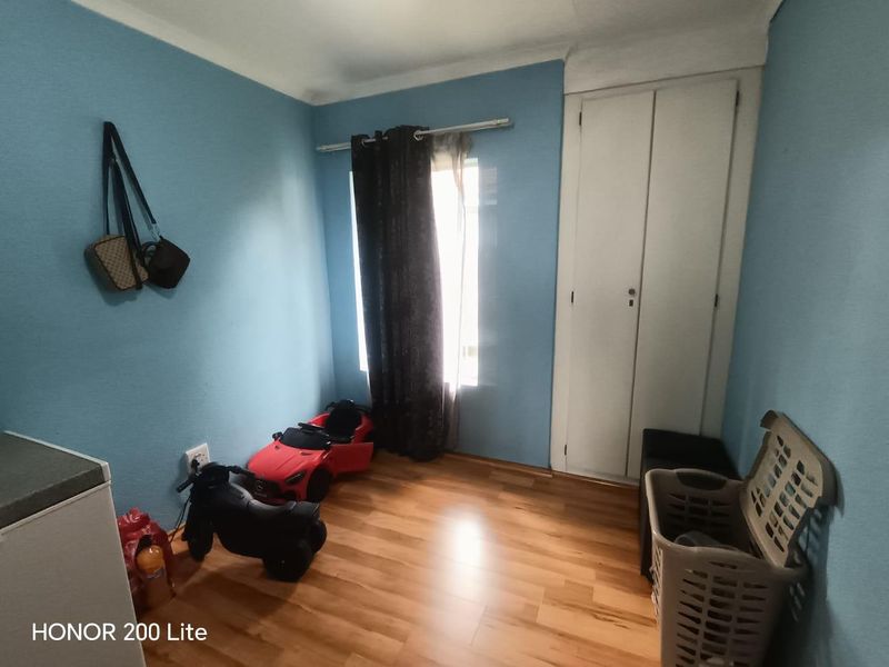Home Sweet Home: Pet-Friendly Townhouse in Brentwood! - Photo 8