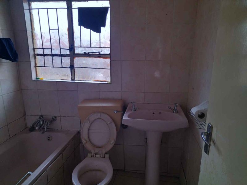 3 bedrooms house for sale in Soshanguve BB - Photo 6