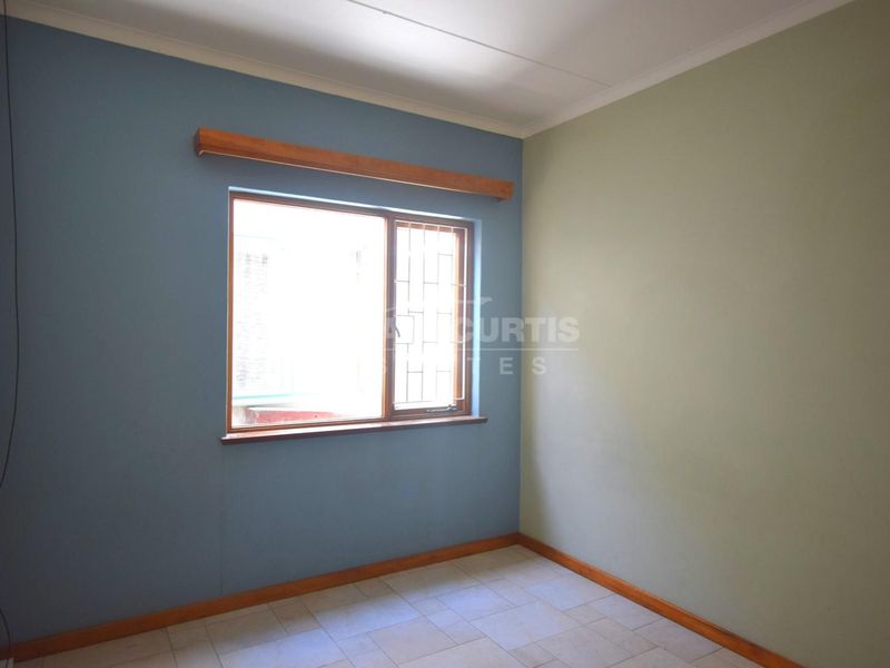 Secure back yard flat with a garage - Photo 5