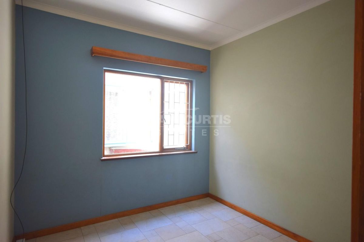 Secure back yard flat with a garage - Photo 5