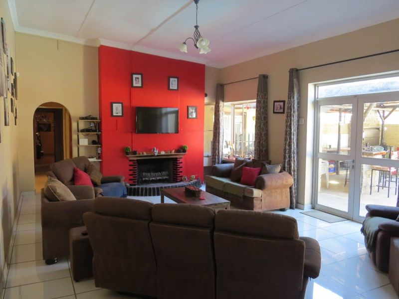 Lovely Family home for sale in a quiet and safe area of Okahandja! With a sparkling swimmingpool and 2 extra seperate flats! - Photo 6