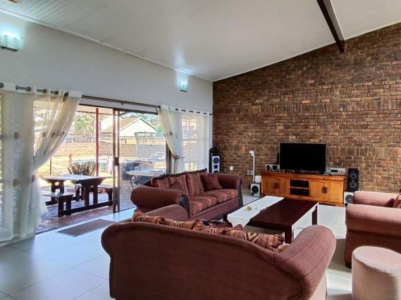 Entertainers delight with pool and flatlet - Photo 4