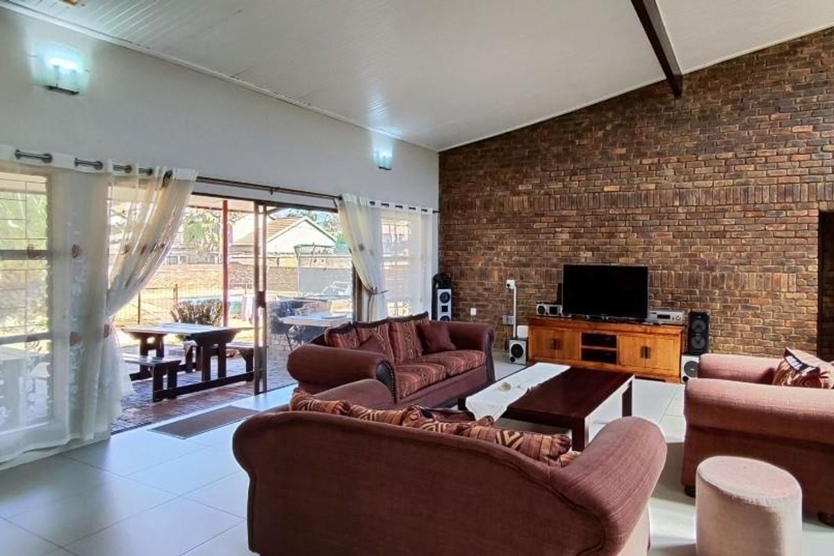 Entertainers delight with pool and flatlet - Photo 4