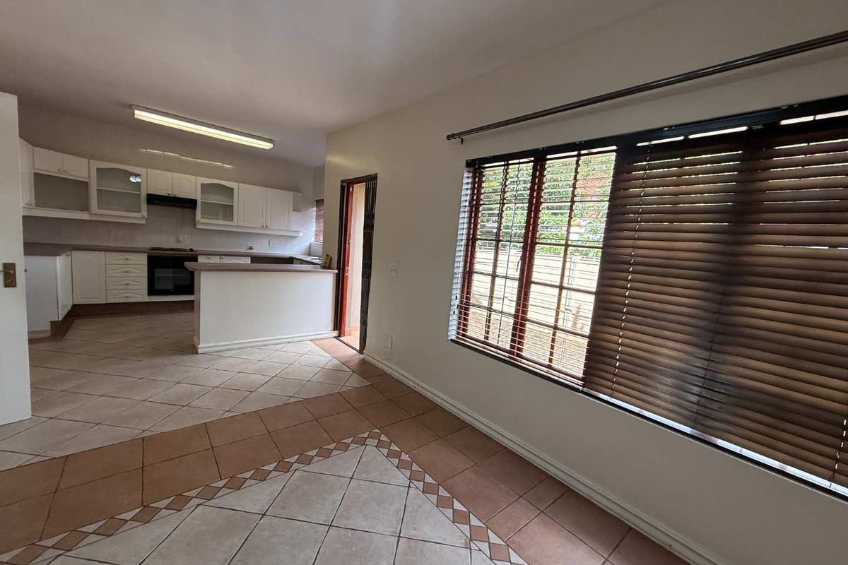 Spacious, Immaculate Duplex Townhouse Bordering Florida Park - Photo 5