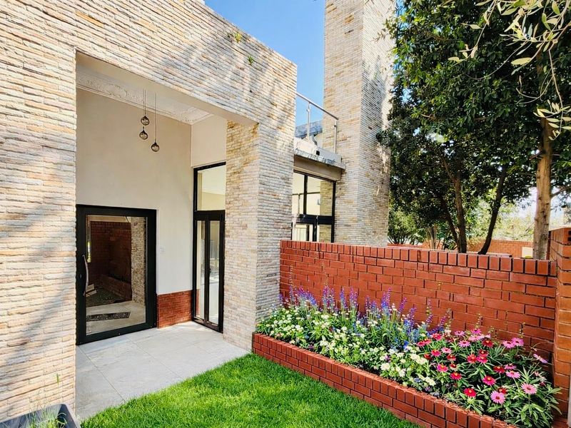 Five Bedroom Home For Sale in Waterfall Country Village Estate on a Corner Stand - Photo 4