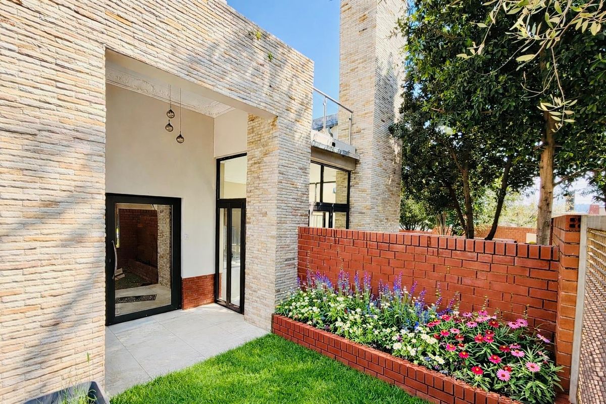 Five Bedroom Home For Sale in Waterfall Country Village Estate on a Corner Stand - Photo 4