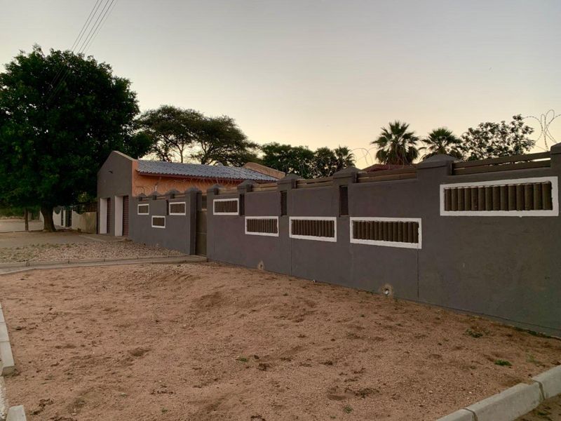 3-Bedroom Home with Versatile Flatlet & Double Garage – Prime Value in Okahandja! - Photo 2