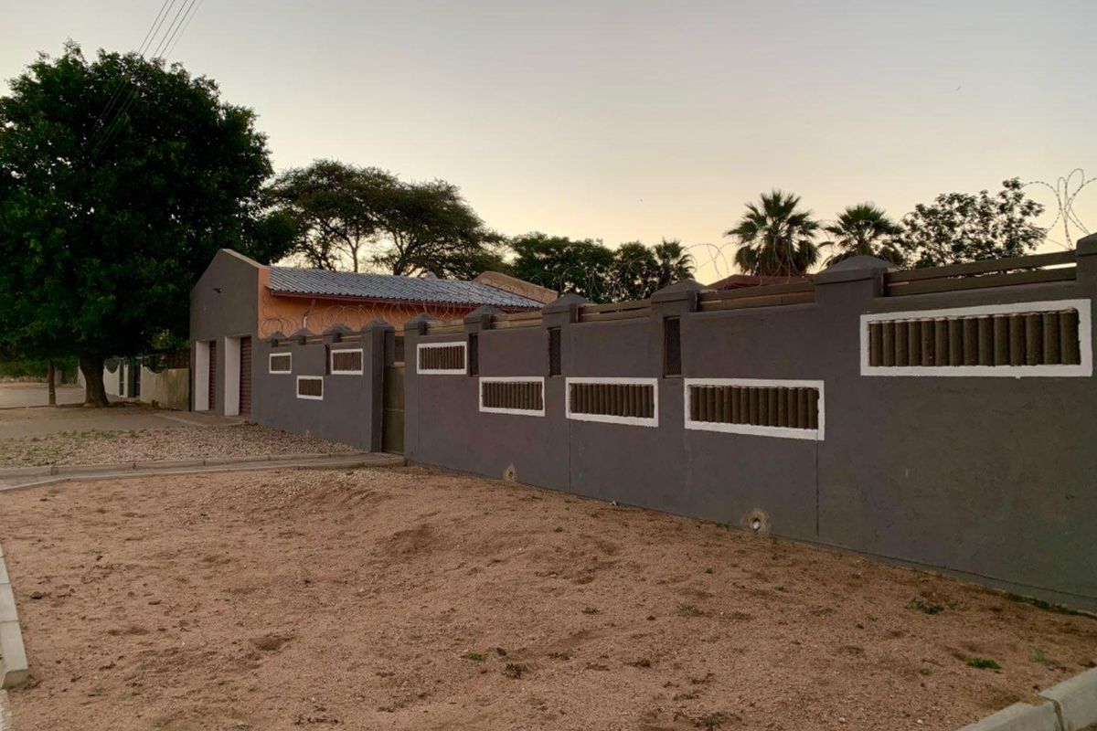 3-Bedroom Home with Versatile Flatlet & Double Garage – Prime Value in Okahandja! - Photo 2