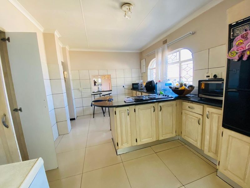 Bassonia Gem: Large 3-Bedroom House with Guest Flatlet - Photo 7