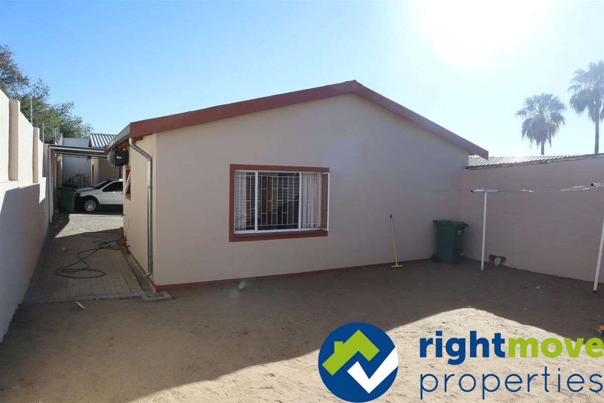 Want to be the owner of your own Complex? Look no further! Tenants in place already. - Photo 4