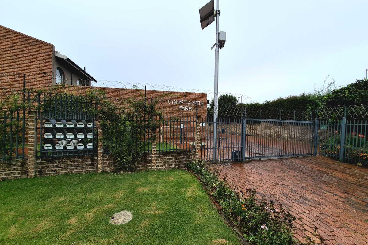 Secure living in the heart of Goedeburg! - Photo 3