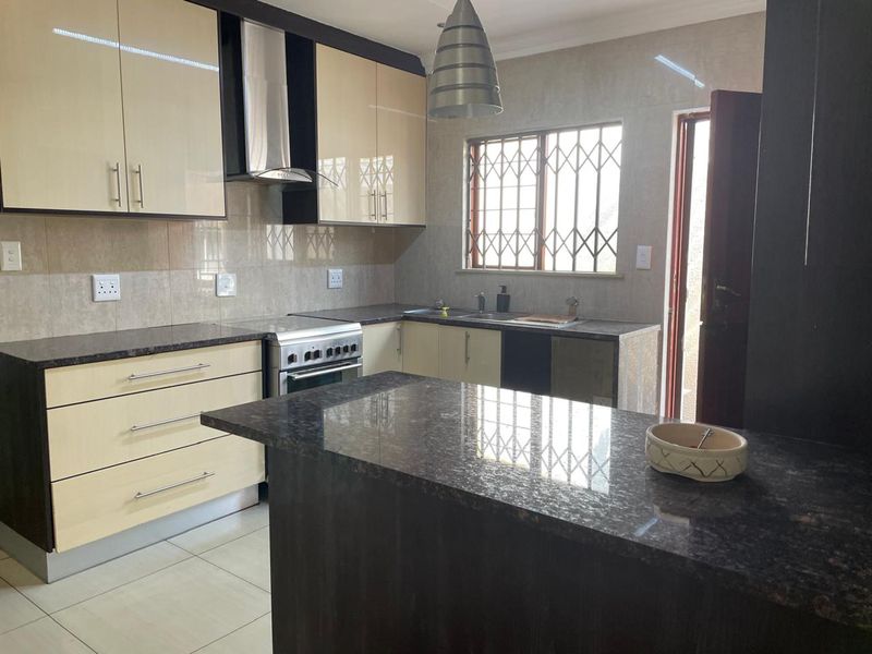 Beautiful 3-Bedroom House For Sale in Forestdale Estate, Douglasdale - Photo 3