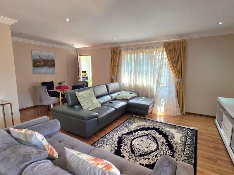 Spacious First floor Apartment - Photo 3