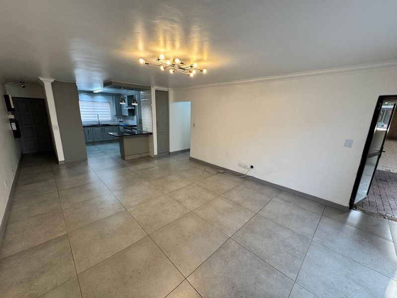 Elegant Lakefield Living: Ground Floor Gem Awaits! - Photo 6