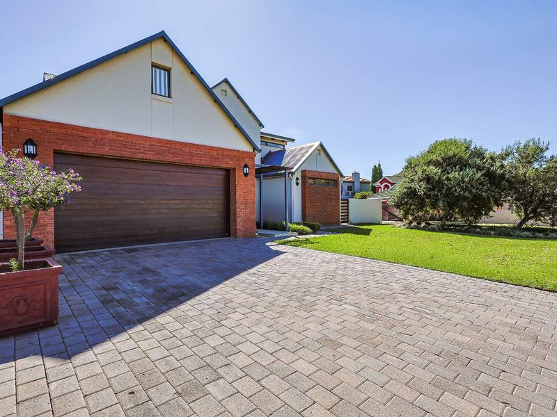 Stunning 4-Bed Corner Unit with Private Pool in Silverwood Estate - Photo 2