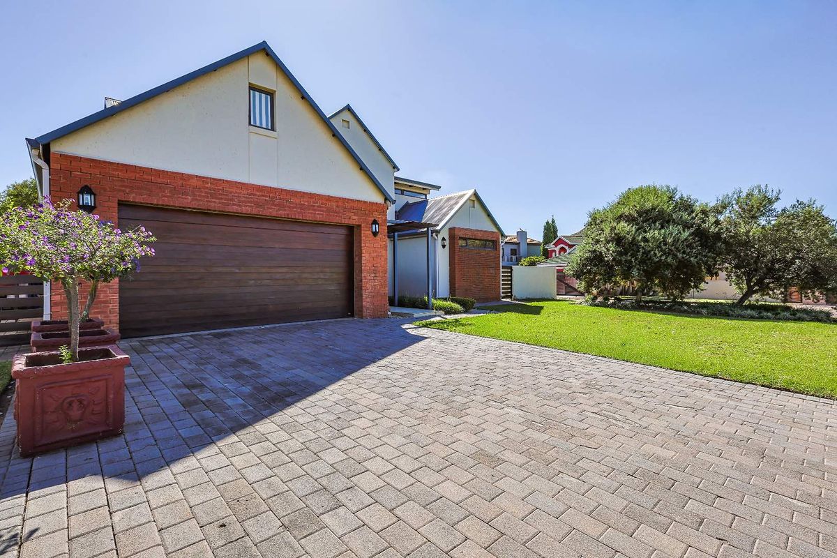 Stunning 4-Bed Corner Unit with Private Pool in Silverwood Estate - Photo 2