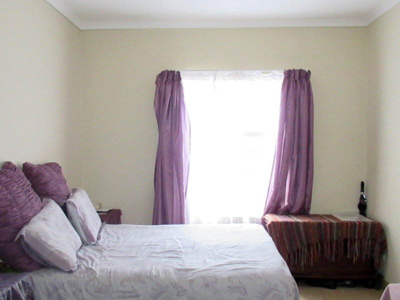 Modern Family Home in Die Heuwel Estate - Photo 9