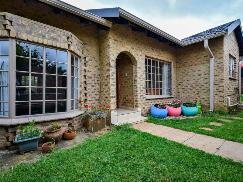 Charming cosy cottage in a quiet street with an artful colourful soul. - Photo 5