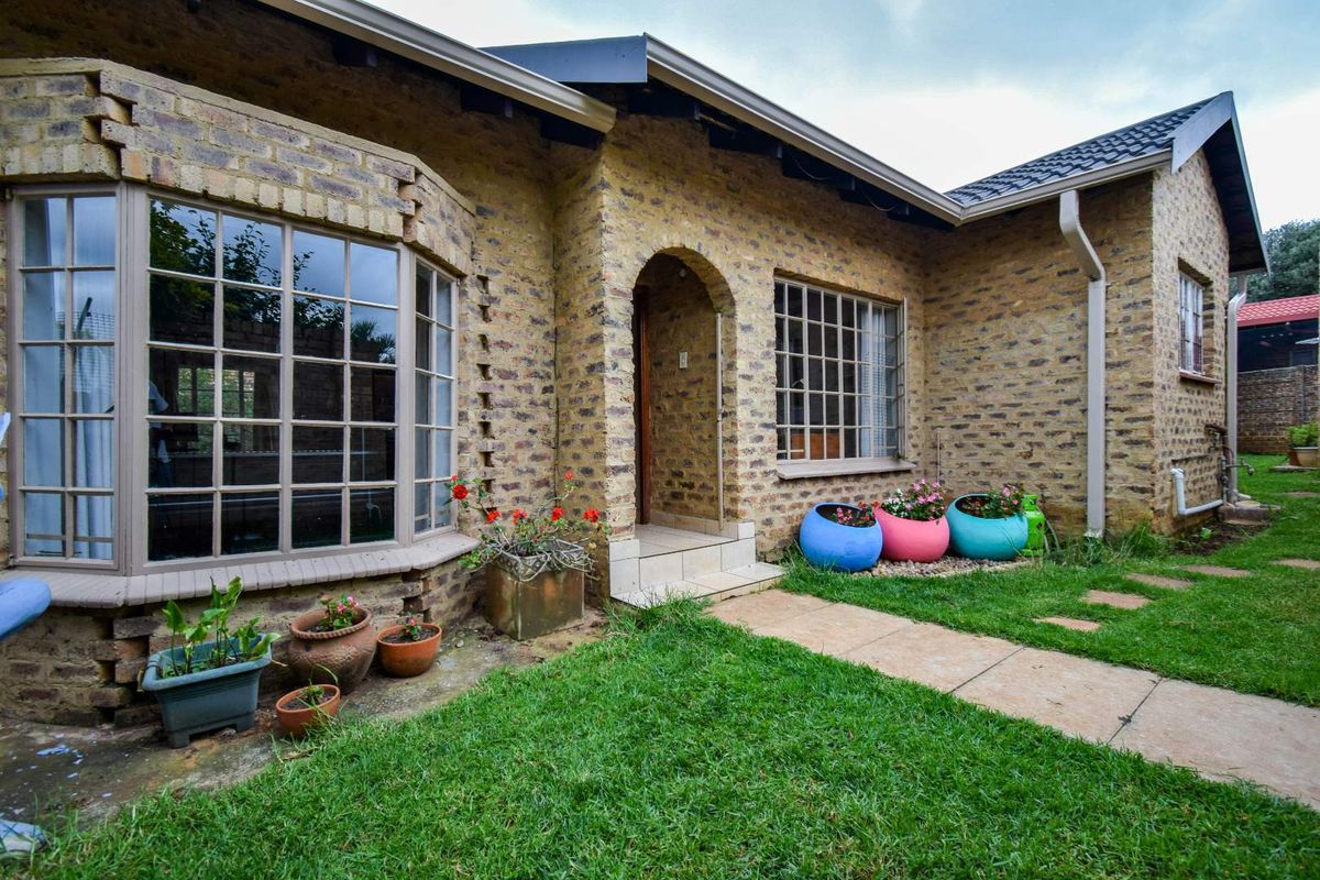 Charming cosy cottage in a quiet street with an artful colourful soul. - Photo 5