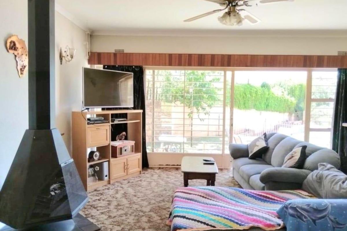 4 Bedroom House for Sale in Kibler Park - Photo 2