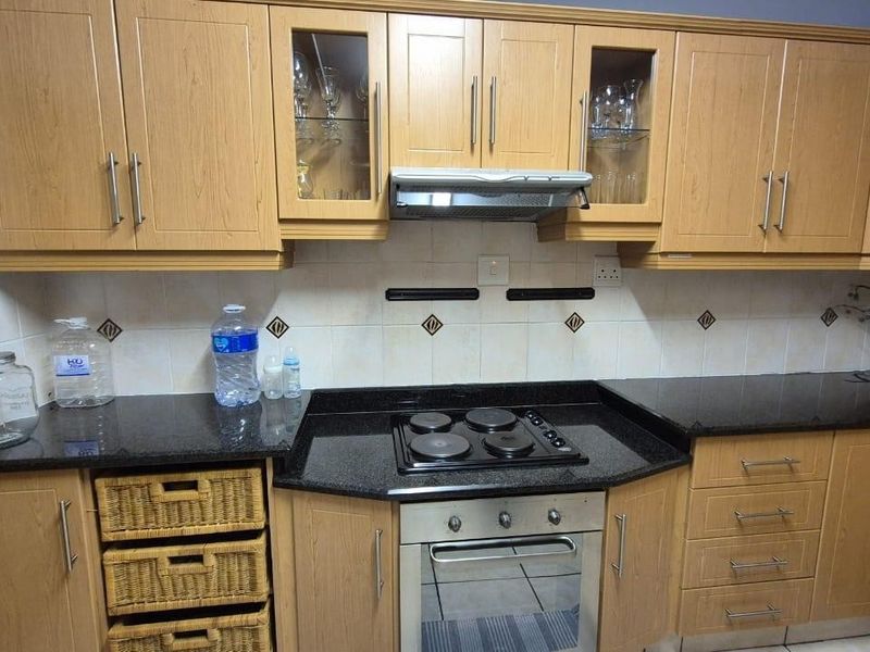 MOVE IN READY APARTMENT IN ESCOMBE - Photo 8