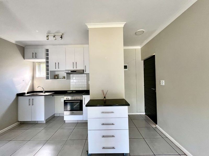 Stylish 1-Bed Garden Apartment in Sought-After The Woods Estate - Photo 2