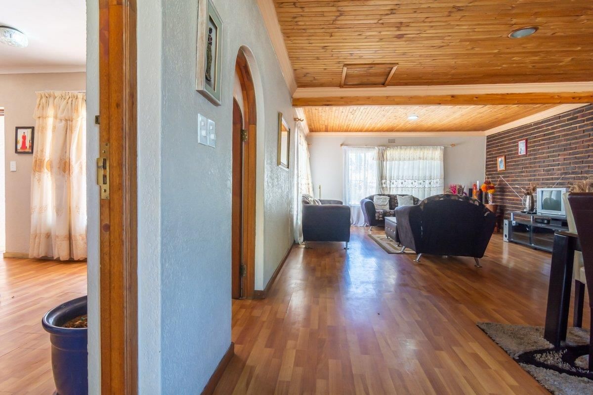 Discover the Charm of Corner Living - Photo 3