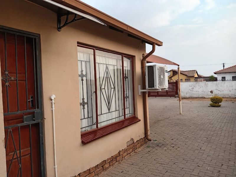 3 Bedroom House For Sale in Mabopane Unit X - Photo 3