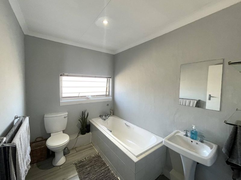 Beautifully Renovated 3-Bedroom Townhouse with Private Garden in Die Hoewes - Photo 7