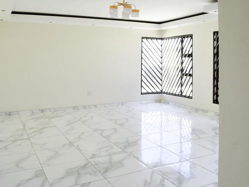 FOR SALE: Stunning 3-Bedroom Home in Okahandja, Dolerite Ridge (Extension 7) – N$1,750,000 - Photo 4