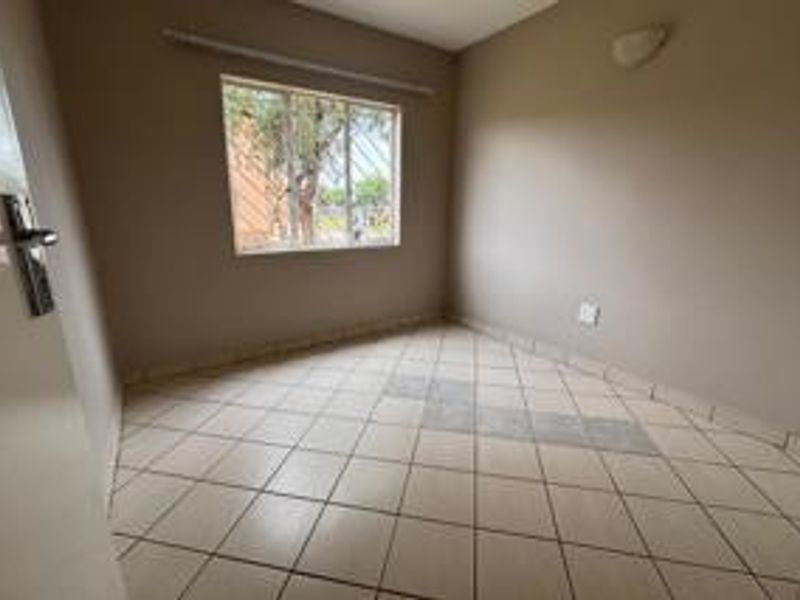 Modern 2-Bedroom Apartment For Sale in Protea Glen - Photo 5