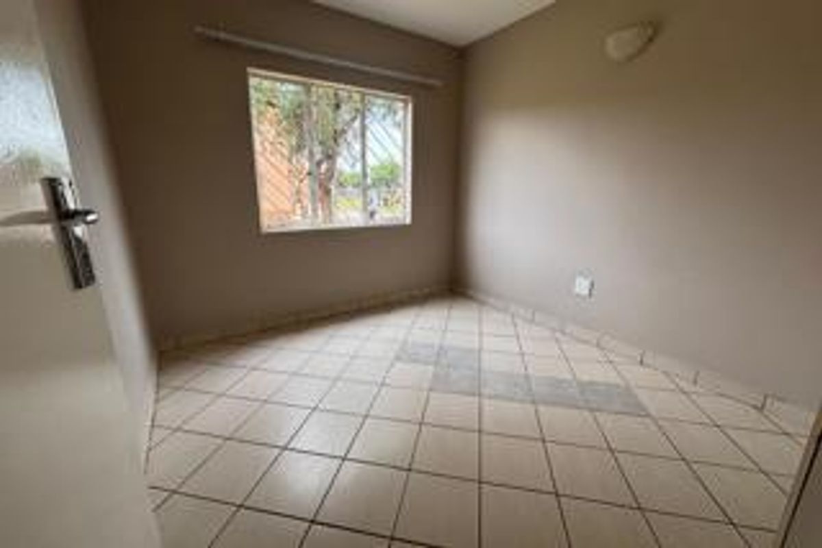 Modern 2-Bedroom Apartment For Sale in Protea Glen - Photo 5