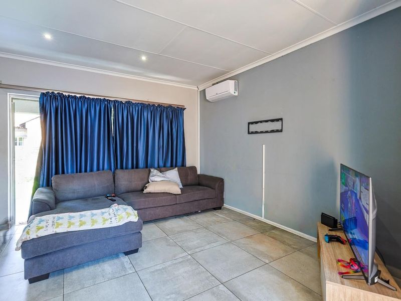 Modern 3-Bed, 2-Bath Townhouse in Secure Estate - Photo 3