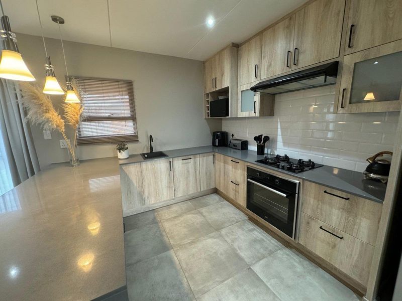 ELEGANT CONTEMPORARY LIVING AT IT'S FINEST - Photo 7