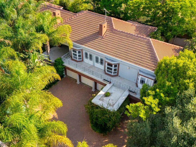 Exquisite Multi-Level Living in Dainfern Golf Estate ​4 Bedrooms | 4 Bathrooms | Triple Garage + Wine Cellar - Photo 3