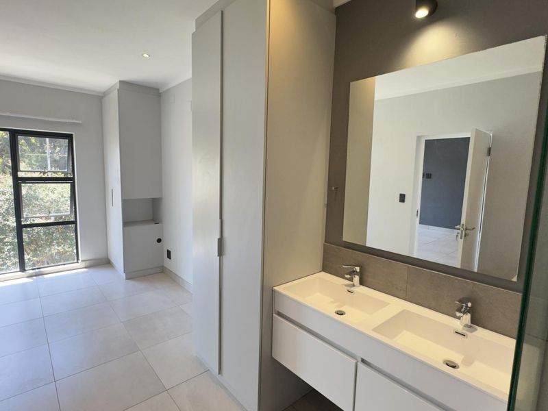 Luxurious 3-Bedroom Apartment for Sale in Waterkloof on Main - Photo 6