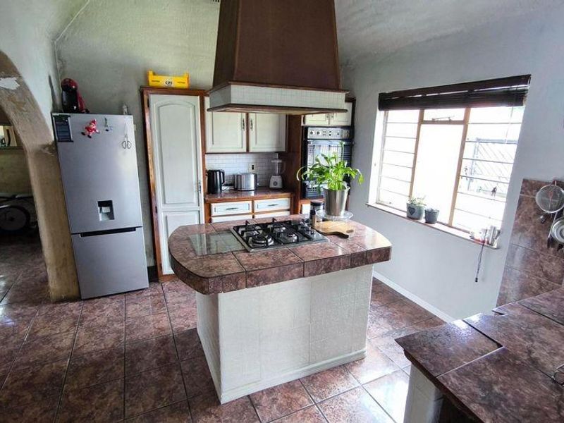 Expansive 4-Bedroom Family Haven with Premier Entertaining Spaces - Photo 6