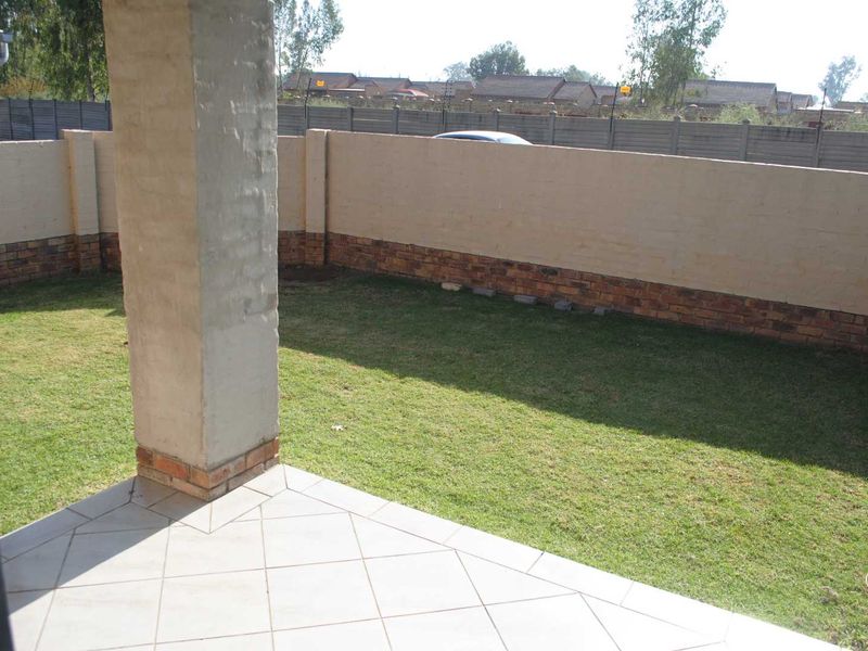 Lovely Cozy Townhouse 2 Bedroom with Garage and Carport - Photo 3