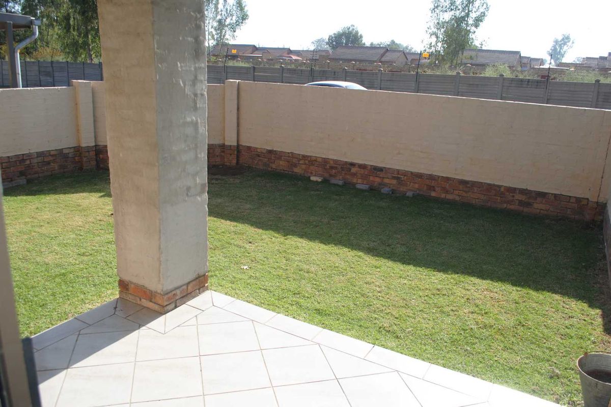Lovely Cozy Townhouse 2 Bedroom with Garage and Carport - Photo 3
