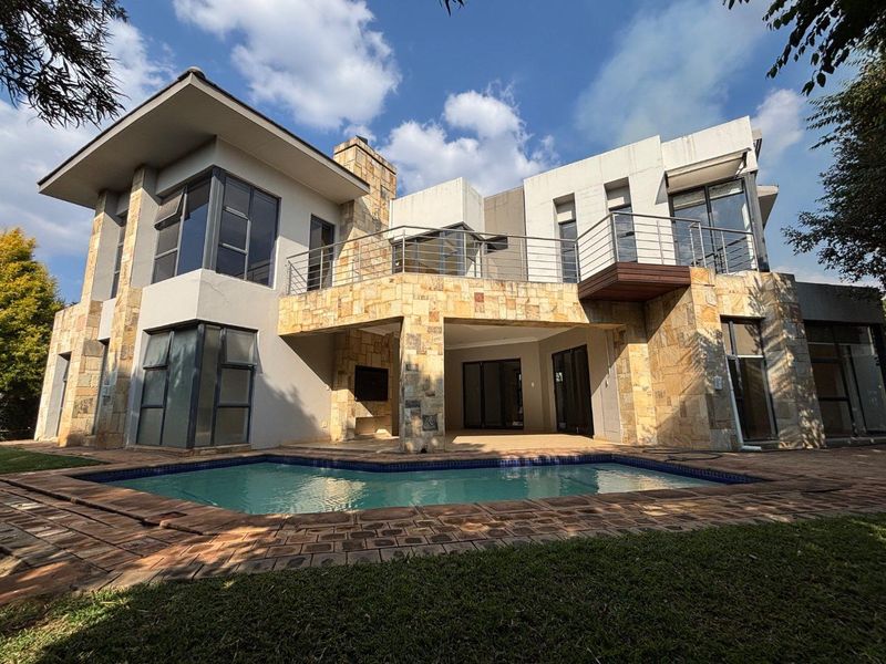 COMFORTABLE FAMILY HOME IN LOMBARDY ESTATE - Photo 1