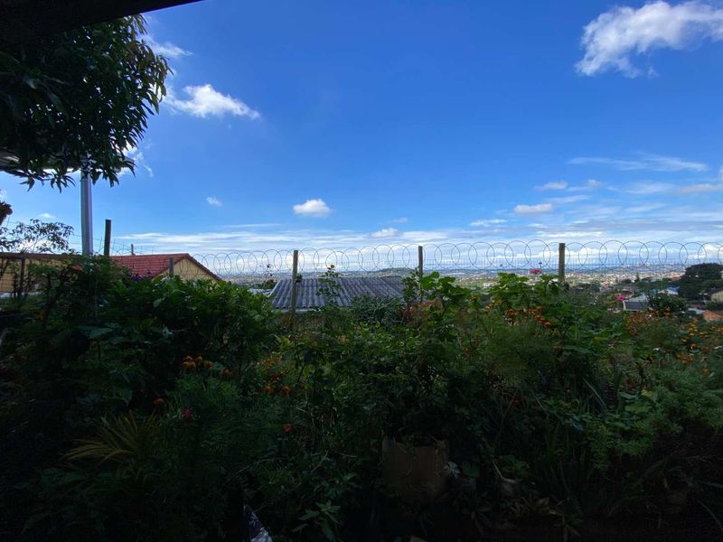 Stylish Freestanding Home in Newlands West – Tranquil Setting with Lush Gardens & Prime Convenience - Photo 2