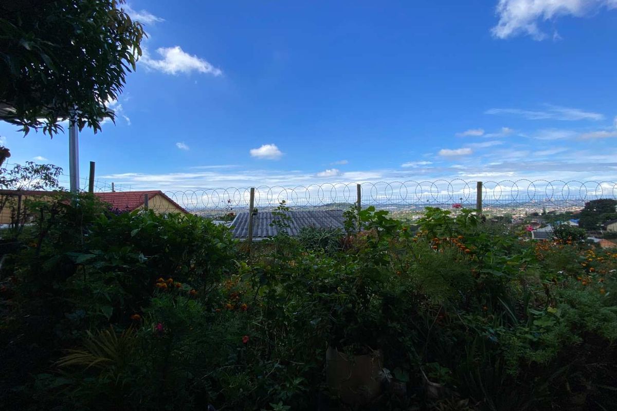 Stylish Freestanding Home in Newlands West – Tranquil Setting with Lush Gardens & Prime Convenience - Photo 2