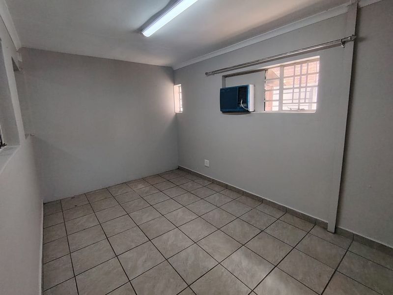 Neat Newly Painted Factory To Let - Photo 7