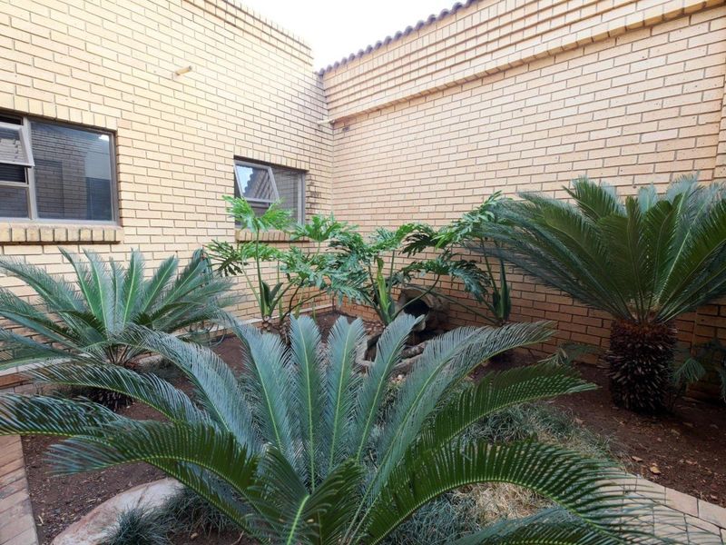 4 Bedroom For Sale in Woodhill Golf Estate - Photo 4