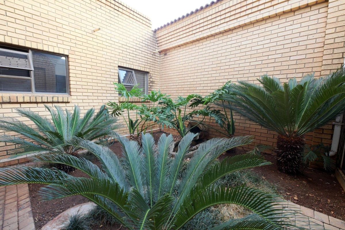 4 Bedroom For Sale in Woodhill Golf Estate - Photo 4