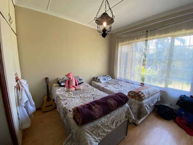 Convenience at Your Doorstep: Centrally Located 3BR House with Pool - Photo 9