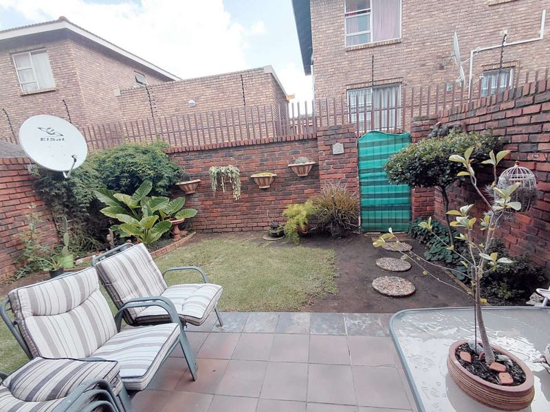 Entertain & Unwind: 2-Bedroom with a Private Garden - Photo 9