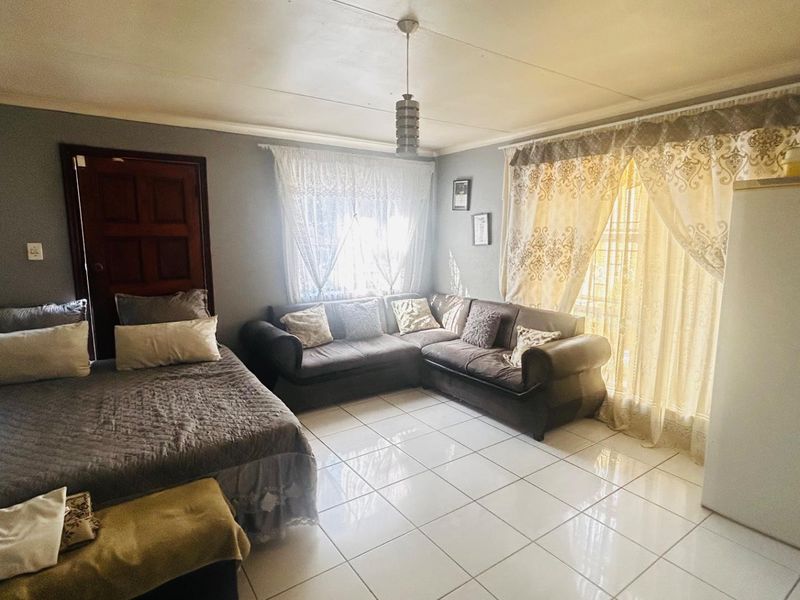 House For Sale in Tulisa Park, Johannesburg - Photo 4