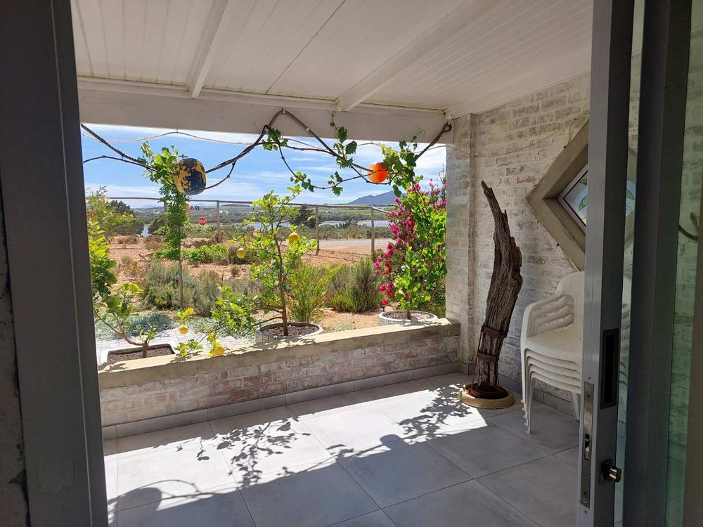 Stackable sliding doors open the view on the verandah