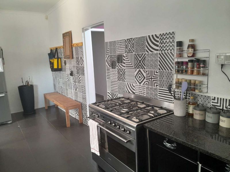 Modern well established 3 Bedroom family Home - Photo 3